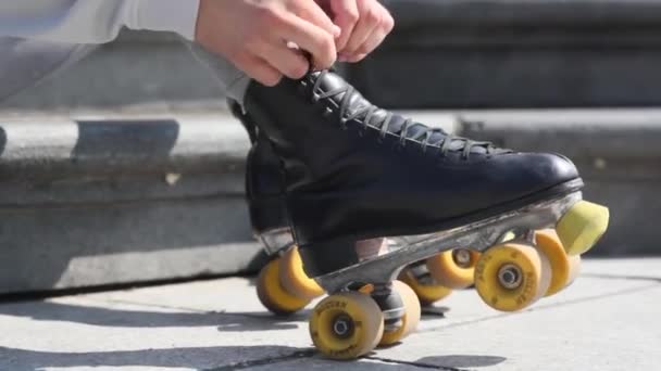 Ten Chlap Holka Jedou Skateboardu Městě — Stock video