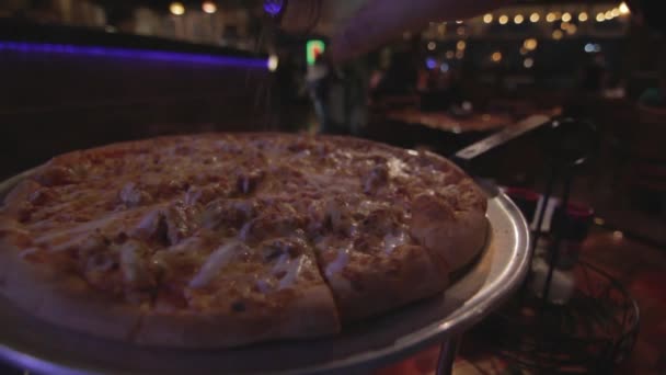 Вертикальный Снимок Пиццы Стаканом Пива — стоковое видео