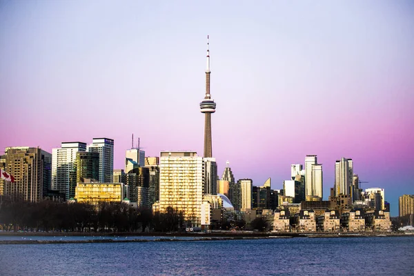  Toronto, Kanada - Trillium Park 'tan ufuk çizgisine ve Ontario Gölü' ndeki CN Kulesi 'ne