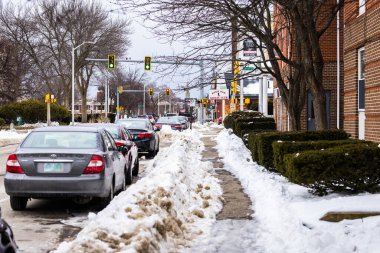Manchester, New Hampshire, ABD - Karlı yan yürüyüş Sokakta park etmiş arabalarla yeşil ışık