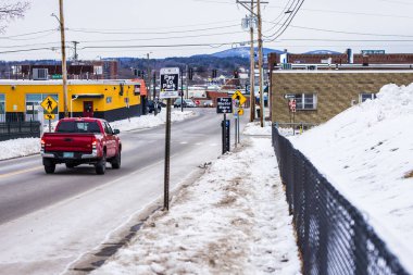 Manchester, New Hampshire, ABD - Geçen arabalı karlı yol