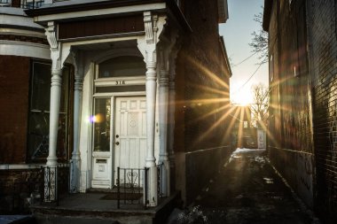 Toronto, Kanada - Toronto 'da ev ve güneş doğuyor