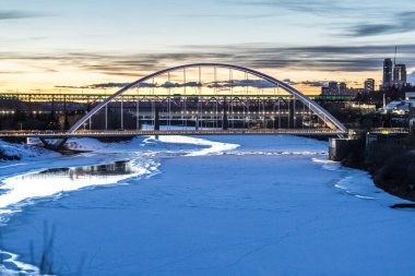 Edmonton, Kanada - Donmuş Kuzey Saskatchewan Nehri ve Walterdale Köprüsü