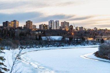 Edmonton, Kanada - Kuzey Saskatchewan Nehri ile şafak vakti