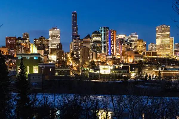 Edmonton, Kanada - Kuzey Saskatchewan Nehri ile Cityview gökyüzü