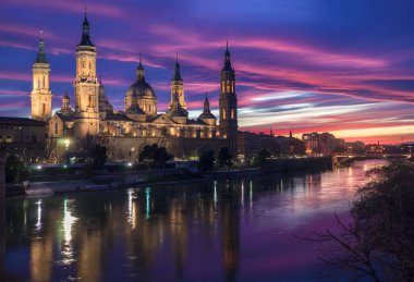 Zaragoza 'da gün batımının fotoğrafı, Taş Köprü, Ebro Nehri ve Bazilika del Pilar' ın yanında.