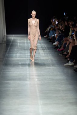 Andreadamo - Runway - Milan Moda Haftası - Kadın giyim Baharı / Yaz 2024 - SEPTEMBER 23: Bir model, Milano Moda Haftası Kadın Giyimi Baharı / Yaz 2024 'te Andreadamo defilesinde podyumda yürüyor