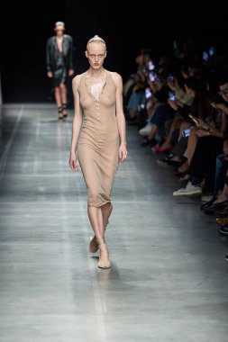 Andreadamo - Runway - Milan Moda Haftası - Kadın giyim Baharı / Yaz 2024 - SEPTEMBER 23: Bir model, Milano Moda Haftası Kadın Giyimi Baharı / Yaz 2024 'te Andreadamo defilesinde podyumda yürüyor