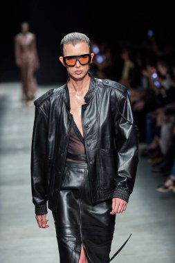 Andreadamo - Runway - Milan Moda Haftası - Kadın giyim Baharı / Yaz 2024 - SEPTEMBER 23: Bir model, Milano Moda Haftası Kadın Giyimi Baharı / Yaz 2024 'te Andreadamo defilesinde podyumda yürüyor