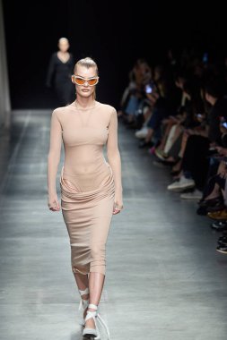 Andreadamo - Runway - Milan Moda Haftası - Kadın giyim Baharı / Yaz 2024 - SEPTEMBER 23: Bir model, Milano Moda Haftası Kadın Giyimi Baharı / Yaz 2024 'te Andreadamo defilesinde podyumda yürüyor