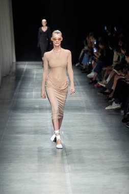 Andreadamo - Runway - Milan Moda Haftası - Kadın giyim Baharı / Yaz 2024 - SEPTEMBER 23: Bir model, Milano Moda Haftası Kadın Giyimi Baharı / Yaz 2024 'te Andreadamo defilesinde podyumda yürüyor