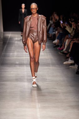 Andreadamo - Runway - Milan Moda Haftası - Kadın giyim Baharı / Yaz 2024 - SEPTEMBER 23: Bir model, Milano Moda Haftası Kadın Giyimi Baharı / Yaz 2024 'te Andreadamo defilesinde podyumda yürüyor