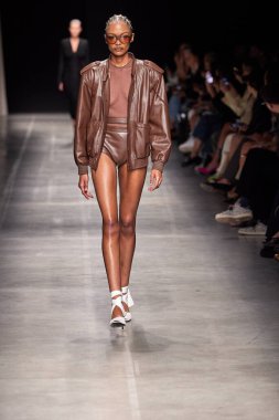 Andreadamo - Runway - Milan Moda Haftası - Kadın giyim Baharı / Yaz 2024 - SEPTEMBER 23: Bir model, Milano Moda Haftası Kadın Giyimi Baharı / Yaz 2024 'te Andreadamo defilesinde podyumda yürüyor