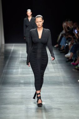 Andreadamo - Runway - Milan Moda Haftası - Kadın giyim Baharı / Yaz 2024 - SEPTEMBER 23: Bir model, Milano Moda Haftası Kadın Giyimi Baharı / Yaz 2024 'te Andreadamo defilesinde podyumda yürüyor