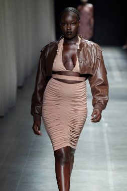 Andreadamo - Runway - Milan Moda Haftası - Kadın giyim Baharı / Yaz 2024 - SEPTEMBER 23: Bir model, Milano Moda Haftası Kadın Giyimi Baharı / Yaz 2024 'te Andreadamo defilesinde podyumda yürüyor