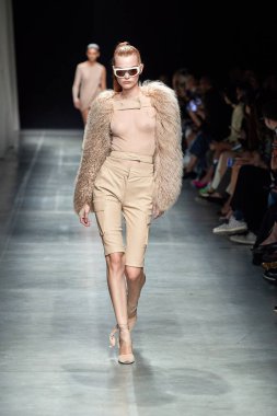 Andreadamo - Runway - Milan Moda Haftası - Kadın giyim Baharı / Yaz 2024 - SEPTEMBER 23: Bir model, Milano Moda Haftası Kadın Giyimi Baharı / Yaz 2024 'te Andreadamo defilesinde podyumda yürüyor