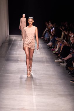 Andreadamo - Runway - Milan Moda Haftası - Kadın giyim Baharı / Yaz 2024 - SEPTEMBER 23: Bir model, Milano Moda Haftası Kadın Giyimi Baharı / Yaz 2024 'te Andreadamo defilesinde podyumda yürüyor