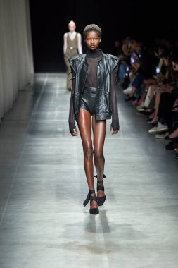 Andreadamo - Runway - Milan Moda Haftası - Kadın giyim Baharı / Yaz 2024 - SEPTEMBER 23: Bir model, Milano Moda Haftası Kadın Giyimi Baharı / Yaz 2024 'te Andreadamo defilesinde podyumda yürüyor