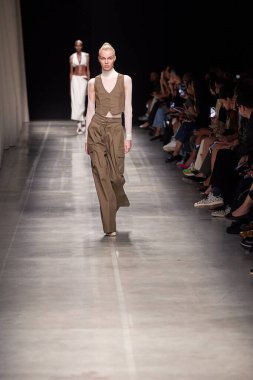 Andreadamo - Runway - Milan Moda Haftası - Kadın giyim Baharı / Yaz 2024 - SEPTEMBER 23: Bir model, Milano Moda Haftası Kadın Giyimi Baharı / Yaz 2024 'te Andreadamo defilesinde podyumda yürüyor