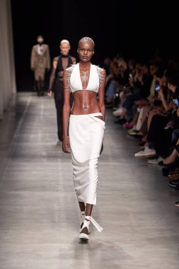 Andreadamo - Runway - Milan Moda Haftası - Kadın giyim Baharı / Yaz 2024 - SEPTEMBER 23: Bir model, Milano Moda Haftası Kadın Giyimi Baharı / Yaz 2024 'te Andreadamo defilesinde podyumda yürüyor