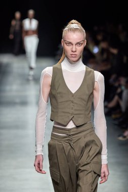 Andreadamo - Runway - Milan Moda Haftası - Kadın giyim Baharı / Yaz 2024 - SEPTEMBER 23: Bir model, Milano Moda Haftası Kadın Giyimi Baharı / Yaz 2024 'te Andreadamo defilesinde podyumda yürüyor