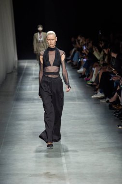 Andreadamo - Runway - Milan Moda Haftası - Kadın giyim Baharı / Yaz 2024 - SEPTEMBER 23: Bir model, Milano Moda Haftası Kadın Giyimi Baharı / Yaz 2024 'te Andreadamo defilesinde podyumda yürüyor