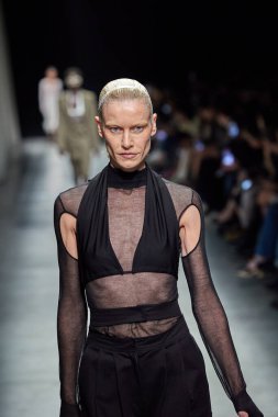 Andreadamo - Runway - Milan Moda Haftası - Kadın giyim Baharı / Yaz 2024 - SEPTEMBER 23: Bir model, Milano Moda Haftası Kadın Giyimi Baharı / Yaz 2024 'te Andreadamo defilesinde podyumda yürüyor
