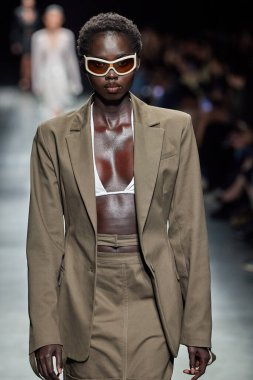 Andreadamo - Runway - Milan Moda Haftası - Kadın giyim Baharı / Yaz 2024 - SEPTEMBER 23: Bir model, Milano Moda Haftası Kadın Giyimi Baharı / Yaz 2024 'te Andreadamo defilesinde podyumda yürüyor