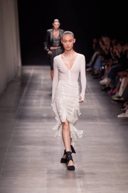 Andreadamo - Runway - Milan Moda Haftası - Kadın giyim Baharı / Yaz 2024 - SEPTEMBER 23: Bir model, Milano Moda Haftası Kadın Giyimi Baharı / Yaz 2024 'te Andreadamo defilesinde podyumda yürüyor
