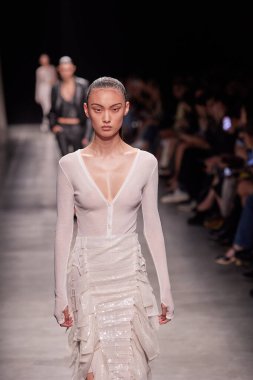 Andreadamo - Runway - Milan Moda Haftası - Kadın giyim Baharı / Yaz 2024 - SEPTEMBER 23: Bir model, Milano Moda Haftası Kadın Giyimi Baharı / Yaz 2024 'te Andreadamo defilesinde podyumda yürüyor