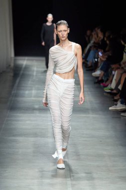 Andreadamo - Runway - Milan Moda Haftası - Kadın giyim Baharı / Yaz 2024 - SEPTEMBER 23: Bir model, Milano Moda Haftası Kadın Giyimi Baharı / Yaz 2024 'te Andreadamo defilesinde podyumda yürüyor