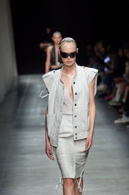 Andreadamo - Runway - Milan Moda Haftası - Kadın giyim Baharı / Yaz 2024 - SEPTEMBER 23: Bir model, Milano Moda Haftası Kadın Giyimi Baharı / Yaz 2024 'te Andreadamo defilesinde podyumda yürüyor