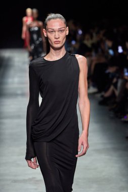 Andreadamo - Runway - Milan Moda Haftası - Kadın giyim Baharı / Yaz 2024 - SEPTEMBER 23: Bir model, Milano Moda Haftası Kadın Giyimi Baharı / Yaz 2024 'te Andreadamo defilesinde podyumda yürüyor