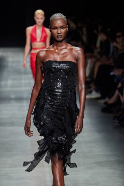 Andreadamo - Runway - Milan Moda Haftası - Kadın giyim Baharı / Yaz 2024 - SEPTEMBER 23: Bir model, Milano Moda Haftası Kadın Giyimi Baharı / Yaz 2024 'te Andreadamo defilesinde podyumda yürüyor