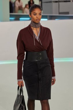 Patron - Runway - Milan Moda Haftası - Kadın giyim Baharı / Yaz 2024 MILAN, ITALY - 22 EPTEMBER: 22 Eylül 2023 Milano Moda Haftası 'nda Boss defilesinde podyumda yürüyor. Fotoğraf: Mauro Di Bonaventura)