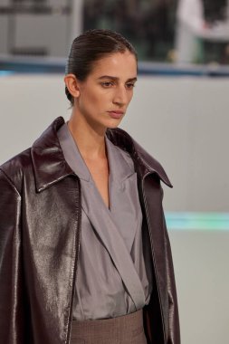 Patron - Runway - Milan Moda Haftası - Kadın giyim Baharı / Yaz 2024 MILAN, ITALY - 22 EPTEMBER: 22 Eylül 2023 Milano Moda Haftası 'nda Boss defilesinde podyumda yürüyor. Fotoğraf: Mauro Di Bonaventura)