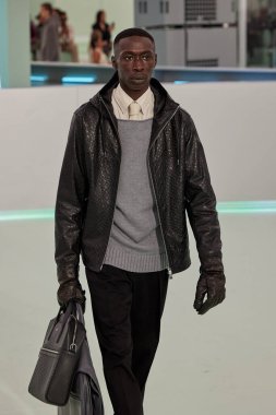 Patron - Runway - Milan Moda Haftası - Kadın giyim Baharı / Yaz 2024 MILAN, ITALY - 22 Eylül 22: Khaby Lame 22 Eylül 2023 Milano Moda Haftası 'nda Patron Moda Gösterisinde podyumda yürüyor. Fotoğraf: Mauro Di Bonaventura)