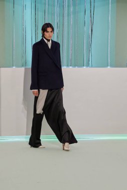 Patron - Runway - Milan Moda Haftası - Kadın giyim Baharı / Yaz 2024 MILAN, ITALY - 22 EPTEMBER: 22 Eylül 2023 Milano Moda Haftası 'nda Boss defilesinde podyumda yürüyor. Fotoğraf: Mauro Di Bonaventura)