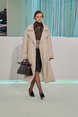 Patron - Runway - Milan Moda Haftası - Kadın giyim Baharı / Yaz 2024 MILAN, ITALY - 22 EPTEMBER: 22 Eylül 2023 Milano Moda Haftası 'nda Boss defilesinde podyumda yürüyor. Fotoğraf: Mauro Di Bonaventura)