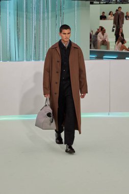 Patron - Runway - Milan Moda Haftası - Kadın giyim Baharı / Yaz 2024 MILAN, ITALY - 22 EPTEMBER: 22 Eylül 2023 Milano Moda Haftası 'nda Boss defilesinde podyumda yürüyor. Fotoğraf: Mauro Di Bonaventura)