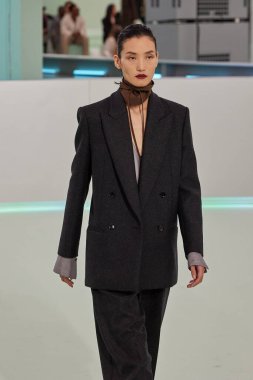 Patron - Runway - Milan Moda Haftası - Kadın giyim Baharı / Yaz 2024 MILAN, ITALY - 22 EPTEMBER: 22 Eylül 2023 Milano Moda Haftası 'nda Boss defilesinde podyumda yürüyor. Fotoğraf: Mauro Di Bonaventura)