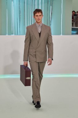 Patron - Runway - Milan Moda Haftası - Kadın giyim Baharı / Yaz 2024 MILAN, ITALY - 22 EPTEMBER: 22 Eylül 2023 Milano Moda Haftası 'nda Boss defilesinde podyumda yürüyor. Fotoğraf: Mauro Di Bonaventura)