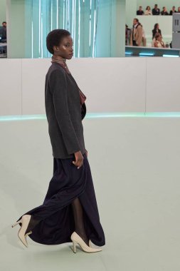 Patron - Runway - Milan Moda Haftası - Kadın giyim Baharı / Yaz 2024 MILAN, ITALY - 22 EPTEMBER: 22 Eylül 2023 Milano Moda Haftası 'nda Boss defilesinde podyumda yürüyor. Fotoğraf: Mauro Di Bonaventura)