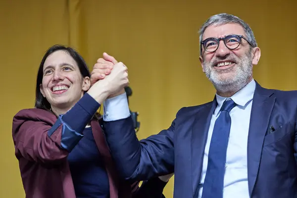 Elly Schlein, Demokrat Parti Genel Sekreteri, Abruzzo 'da düzenlenen bir mitingde bölgesel başkan adayı Luciano D' Amico 'yu destekliyordu. Teramo, 4 Şubat 2024 (Fotoğraf: Mauro Di Bonaventura)