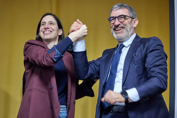 Elly Schlein, Demokrat Parti Genel Sekreteri, Abruzzo 'da düzenlenen bir mitingde bölgesel başkan adayı Luciano D' Amico 'yu destekliyordu. Teramo, 4 Şubat 2024 (Fotoğraf: Mauro Di Bonaventura)