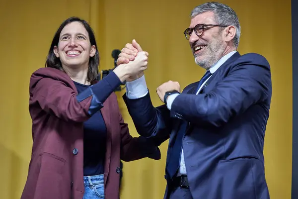 Elly Schlein, Demokrat Parti Genel Sekreteri, Abruzzo 'da düzenlenen bir mitingde bölgesel başkan adayı Luciano D' Amico 'yu destekliyordu. Teramo, 4 Şubat 2024 (Fotoğraf: Mauro Di Bonaventura)