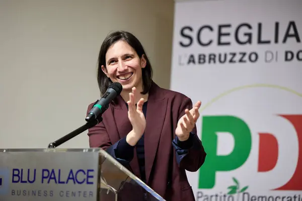 Elly Schlein, Demokrat Parti Genel Sekreteri, Abruzzo 'da düzenlenen bir mitingde bölgesel başkan adayı Luciano D' Amico 'yu destekliyordu. Teramo, 4 Şubat 2024 (Fotoğraf: Mauro Di Bonaventura)