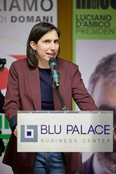 Elly Schlein, Demokrat Parti Genel Sekreteri, Abruzzo 'da düzenlenen bir mitingde bölgesel başkan adayı Luciano D' Amico 'yu destekliyordu. Teramo, 4 Şubat 2024 (Fotoğraf: Mauro Di Bonaventura)