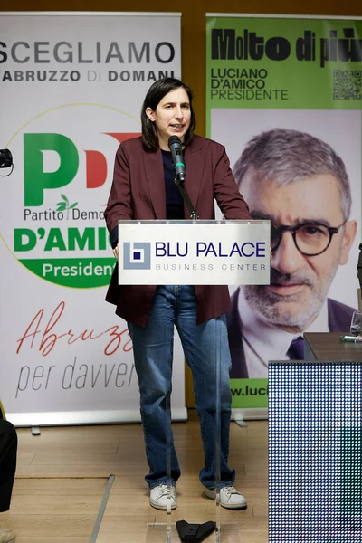 Elly Schlein, Demokrat Parti Genel Sekreteri, Abruzzo 'da düzenlenen bir mitingde bölgesel başkan adayı Luciano D' Amico 'yu destekliyordu. Teramo, 4 Şubat 2024 (Fotoğraf: Mauro Di Bonaventura)