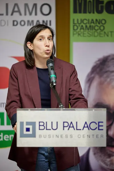 Elly Schlein, Demokrat Parti Genel Sekreteri, Abruzzo 'da düzenlenen bir mitingde bölgesel başkan adayı Luciano D' Amico 'yu destekliyordu. Teramo, 4 Şubat 2024 (Fotoğraf: Mauro Di Bonaventura)
